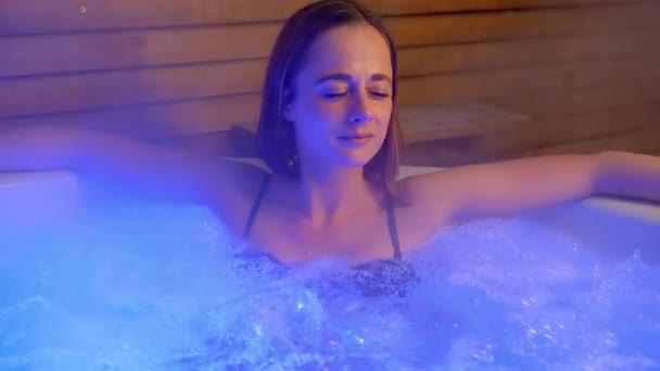 Siéntese Relájese Una Bañera Hidromasaje Con Luz Color Fotografía Stock — Vídeo de stock