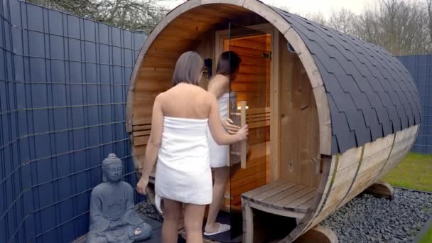 Dos Mujeres Entrando Una Sauna Fotografía Stock — Vídeo de stock