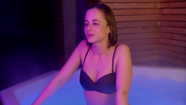 若い女性が熱い浴槽から出る 株式写真 — ストック動画