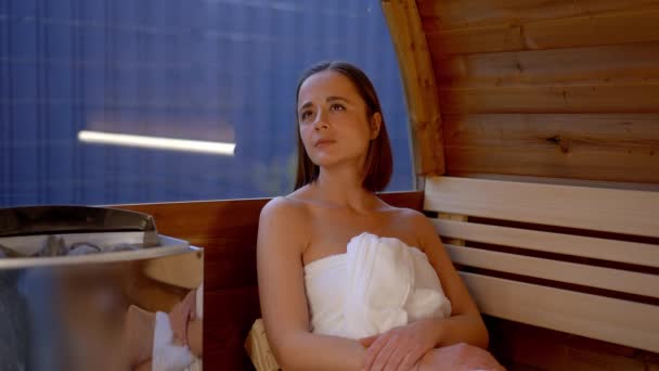 Jonge Vrouw Ontspannen Een Sauna Stockfotografie — Stockvideo