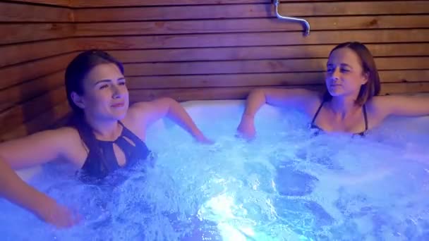 Siéntese Relájese Una Bañera Hidromasaje Con Luz Color Fotografía Stock — Vídeos de Stock