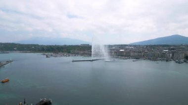 İsviçre 'deki Cenevre Gölü' ne de Leman Gölü denir. İnsansız hava aracı tarafından havadan görüş.