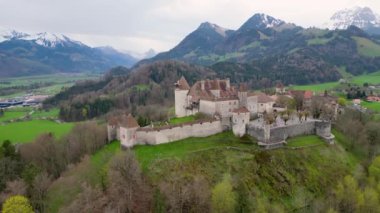 İsviçre 'deki ünlü Gruyere Şatosu ayrıca Schloss Greyerz olarak da bilinir. İnsansız hava aracının hava görüntüsü.
