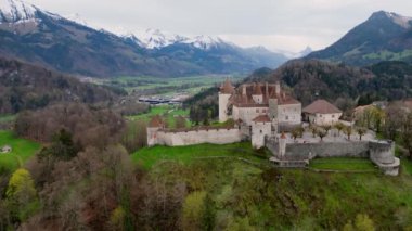 İsviçre 'deki ünlü Gruyere Şatosu ayrıca Schloss Greyerz olarak da bilinir. İnsansız hava aracının hava görüntüsü.