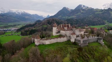 İsviçre 'deki ünlü Gruyere Şatosu ayrıca Schloss Greyerz olarak da bilinir. İnsansız hava aracının hava görüntüsü.