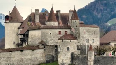 İsviçre 'deki ünlü Gruyere Şatosu ayrıca Schloss Greyerz olarak da bilinir. İnsansız hava aracının hava görüntüsü.