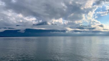 İsviçre 'de Leman Gölü üzerinde alçak bulutlar - İsviçre' de seyahat fotoğrafçılık