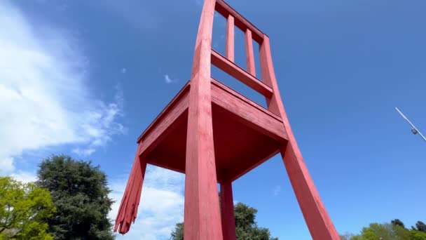 Monument Chaire Brisée Sur Place Des Nations Unies Genève Genève — Video