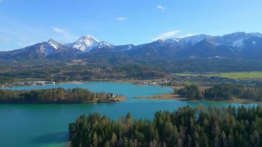 Turkuaz-mavi su ile bir peri masalı gölü üzerinde uçmak - seyahat fotoğrafçılığı