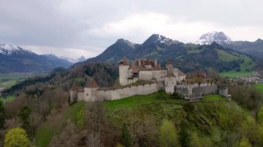 İsviçre 'deki ünlü Gruyere Şatosu ayrıca Schloss Greyerz olarak da bilinir. İnsansız hava aracının hava görüntüsü.