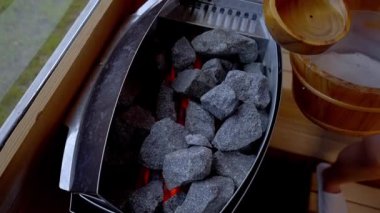 Sauna ısıtıcısının üzerine su dökün - infüzyon - stok fotoğrafçılık