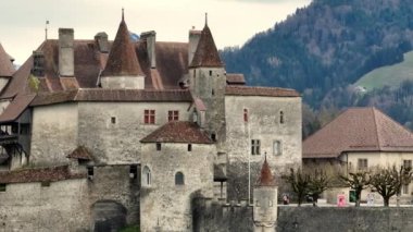 İsviçre 'deki ünlü Gruyere Şatosu ayrıca Schloss Greyerz olarak da bilinir. İnsansız hava aracının hava görüntüsü.