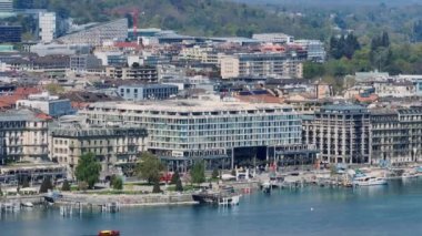 Cenevre şehri yukarıdan güneşli bir günde Leman Gölü 'ndeki Grand Hotel' lerde - GENEVA, SWitzERLAND - 19 Nisan 2023