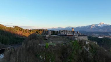 Villach Avusturya 'daki Landskron Şatosu - hava manzaralı - seyahat fotoğrafçılığı