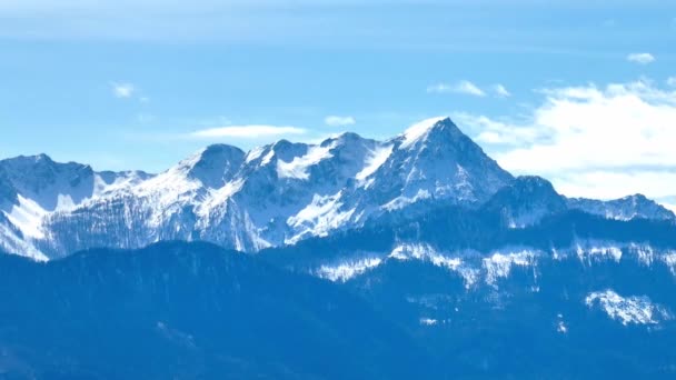 オーストリアアルプスの美しい雪に覆われた山脈 旅行写真 — ストック動画