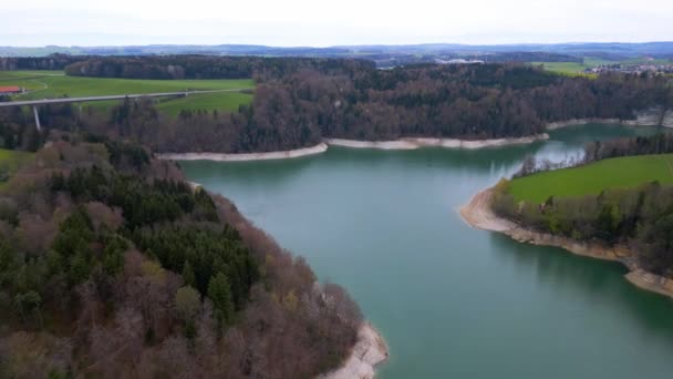 Piękne Jezioro Gruyere Szwajcarii Góry Widok Lotu Ptaka — Wideo stockowe