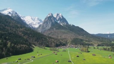 Allgau 'daki güzel manzaralar, dağlar ve vadiler - hava aracı fotoğrafçılığı
