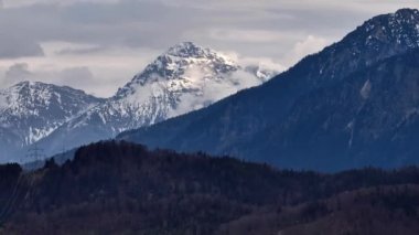 Alpler 'deki inanılmaz dağ manzarası - hava manzarası - hava aracı fotoğrafçılığı