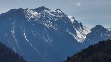 Alpler 'in hava manzaralı görkemli dağları - hava aracı fotoğrafçılığı