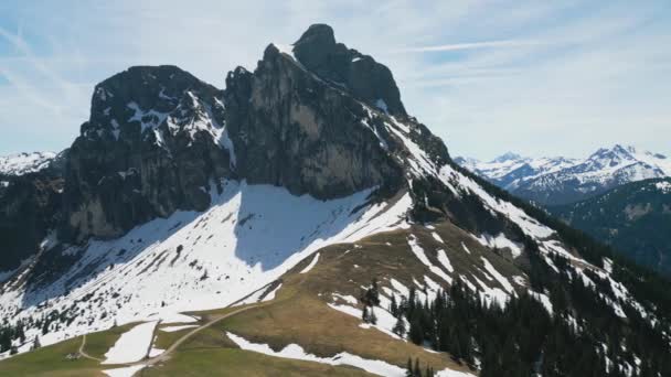 Repüljön Egy Hegycsúcs Mellett Alpokban Légi Drón Fotózás — Stock videók