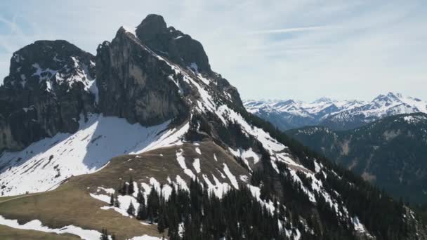 Αεροφωτογραφία Πάνω Από Μια Βουνοκορφή Στις Άλπεις Αεροφωτογραφία Drone — Αρχείο Βίντεο