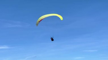 Güneşli bir günde dağlarda paraglider - seyahat fotoğrafçılığı