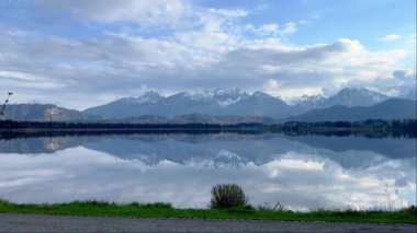 Alman Allgau 'sunda Hopfensee Gölü berrak - seyahat fotoğrafçılığı
