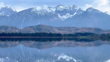 Alman Allgau 'sunda Hopfensee Gölü berrak - seyahat fotoğrafçılığı