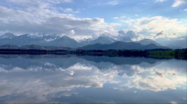 Dağlar Allgau 'daki güzel Hopfensee Gölü' ne yansıyor. Seyahat fotoğrafçılığı.
