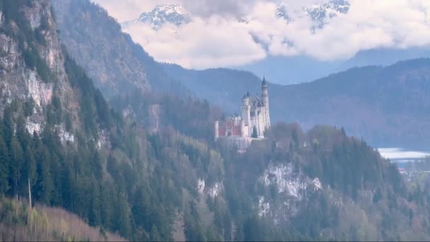 Neuschwanstein Κάστρο Στην Ομίχλη Μια Ομιχλώδη Ημέρα Ταξιδιωτική Φωτογραφία — Αρχείο Βίντεο