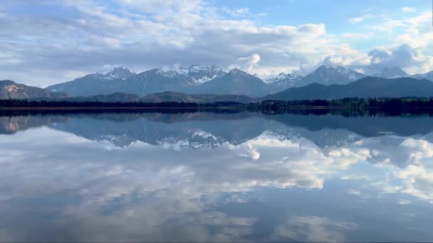 阿尔高旅游摄影中美丽的霍普芬斯湖映照了高山 — 图库视频影像