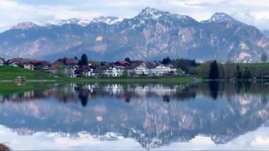 Alman Allgau 'sunda Hopfensee Gölü berrak - seyahat fotoğrafçılığı
