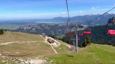 Alplerdeki zirveye giden teleferik - seyahat fotoğrafçılığı