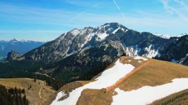 Alplerdeki harika bir dağ sırasının üzerinden uçmak - inanılmaz dron fotoğrafçılığı