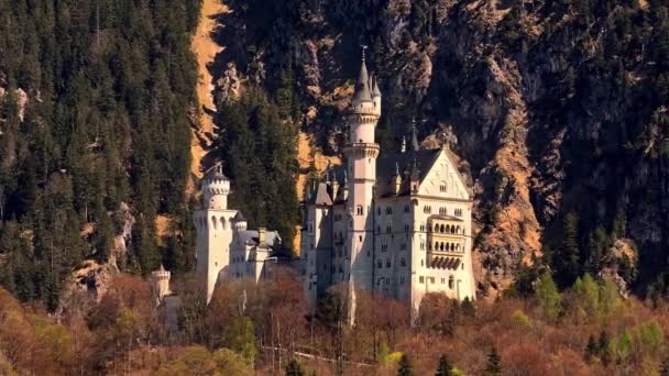 Wunderschönes Schloss Neuschwanstein Deutschland Bei Sonnenuntergang Erstaunliche Drohnenaufnahmen — Stockvideo