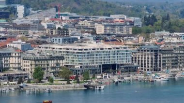 Cenevre şehri yukarıdan güneşli bir günde Leman Gölü 'ndeki Grand Hotel' lerde - GENEVA, SWitzERLAND - 19 Nisan 2023