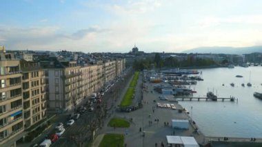 Cenevre 'deki göl kenarındaki gezinti güvertesinde uçarken - GENEVA, SWitzERLAND EUROPE - 19 Nisan 2023