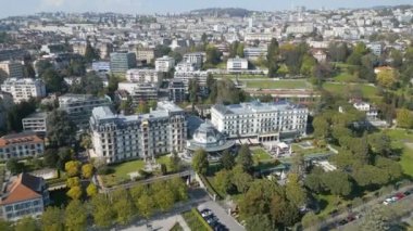 Güneşli bir günde yukarıdan Lozan Şehri - LAUSANNE, SWitness ZERLAND Avrupa - 20 Nisan 2023