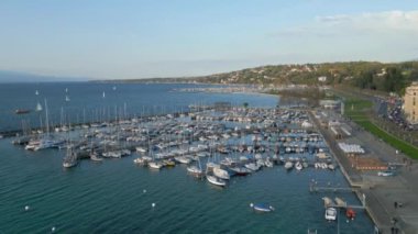 İsviçre 'deki Cenevre Gölü' ndeki Marina - İHA 'nın hava manzarası