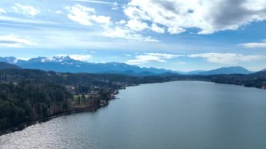 Avusturya 'daki muhteşem Woerthersee Gölü - hava manzarası - seyahat fotoğrafçılığı