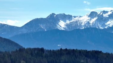 Avusturya 'daki Woerthersee Gölü yakınlarındaki inanılmaz karlı dağlar - seyahat fotoğrafçılığı