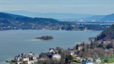 Avusturya 'daki muhteşem Woerthersee Gölü - hava manzarası - seyahat fotoğrafçılığı