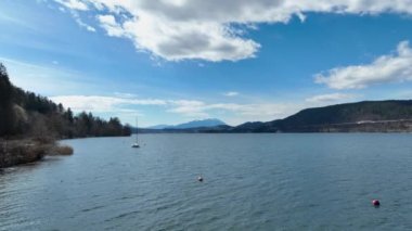 Avusturya 'daki ünlü Woerthersee Gölü - hava manzarası - seyahat fotoğrafçılığı