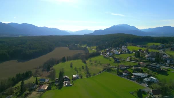 Красивое Озеро Фаак Австрии Называют Faaker See Вид Воздуха Фотографии — стоковое видео