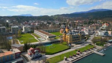 Avusturya 'nın Woerthersee Gölü' ndeki Velden şehrindeki Falkensteiner Schlosshotel - seyahat fotoğrafçılığı