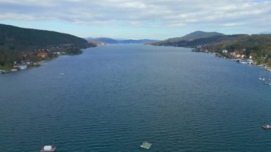 Avusturya 'daki Woerthersee Gölü üzerinde uçuş - hava manzarası - seyahat fotoğrafçılığı