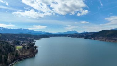 Avusturya 'daki ünlü Woerthersee Gölü - hava manzarası - seyahat fotoğrafçılığı