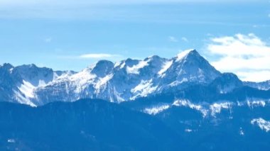 Avusturya 'daki Woerthersee Gölü yakınlarındaki inanılmaz karlı dağlar - seyahat fotoğrafçılığı