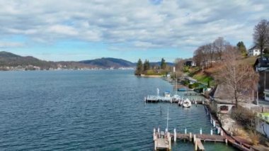 Avusturya 'daki Woerthersee Gölü' nde güzel bir iskele - seyahat fotoğrafçılığı