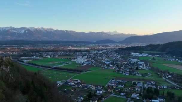 Město Villach Rakousku Večerní Letecký Pohled Cestovní Fotografie — Stock video